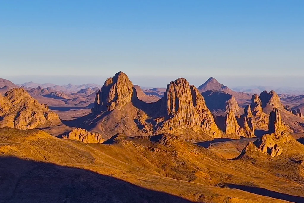 Pics volcaniques de l'Assekrem au coucher du soleil, Hoggar, Algérie