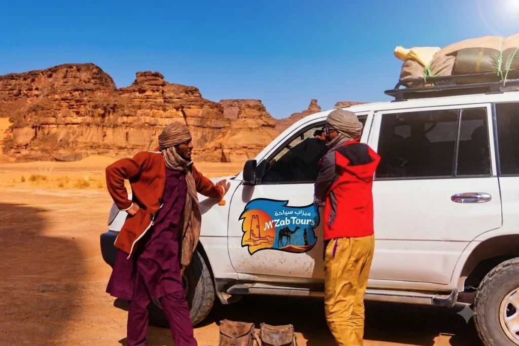 Guides touareg et 4x4 M'Zab Tours pour circuit Tadrart Rouge à Djanet, Algérie