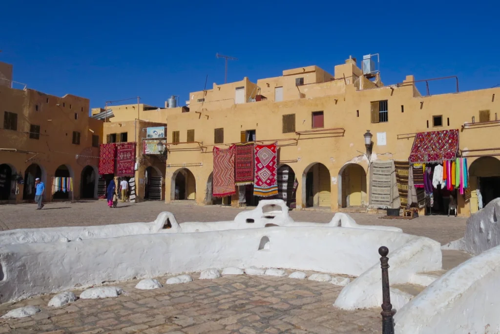 Tapis exposés sur une place de Beni Isguen, ksar de la vallée du M'Zab