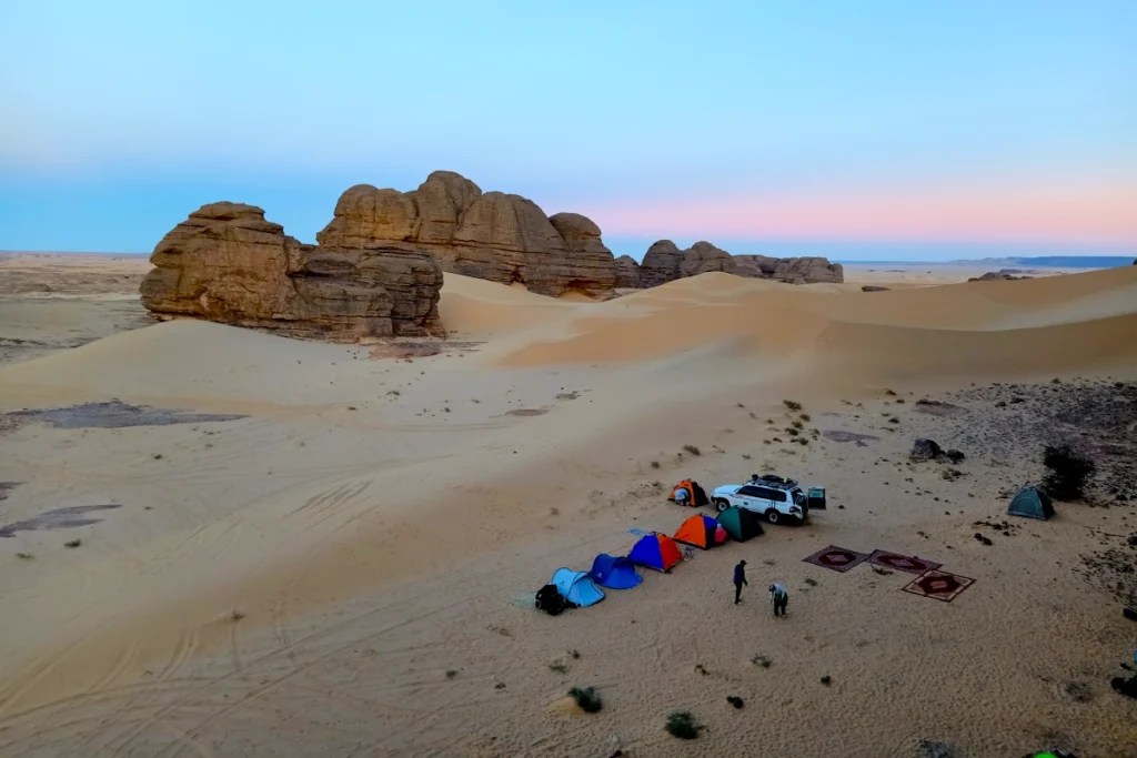 Bivouac dans les dunes de Tinakachaker, Tassili du Hoggar, Algérie